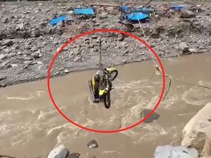 Video: Detik-detik Wabup Aceh Tengah Nyaris Jatuh ke Sungai