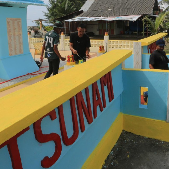 Warga Aceh Barat Rawat Tugu Tsunami Peringati 21 Tahun Tragedi