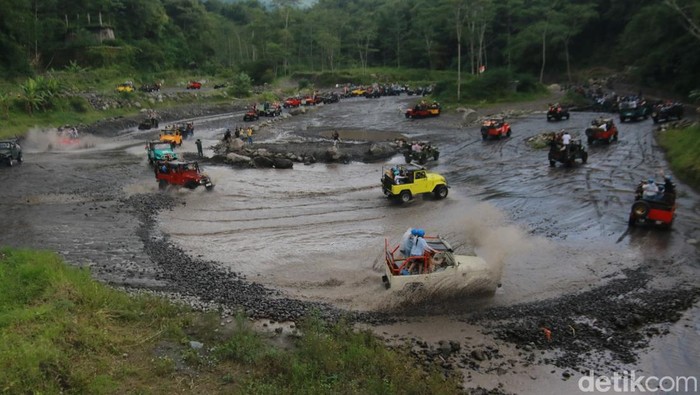 Asosiasi Jip Wisata Lereng Merapi.buka suara soal video viral mobil Pajero terjebak di jalur wisata jip lava tour Merapi di Kali Kuning Sleman.