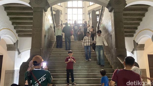 Wisata Semarang Suasana pengunjung Lawang Sewu Semarang, Jumat (26/12/2025).