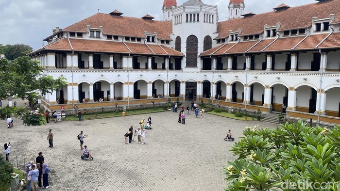 Suasana pengunjung Lawang Sewu Semarang, Jumat (26/12/2025).