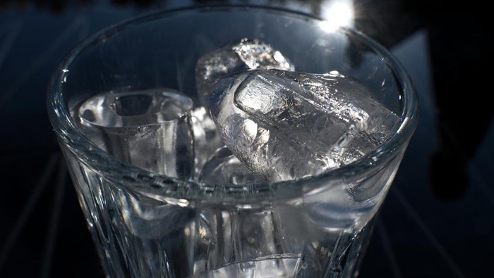 Benarkah Kebanyakan Minum Air Es Bikin Gemuk? Ini Faktanya Menurut Dokter Gizi