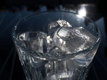 Benarkah Kebanyakan Minum Air Es Bikin Gemuk? Ini Faktanya Menurut Dokter Gizi