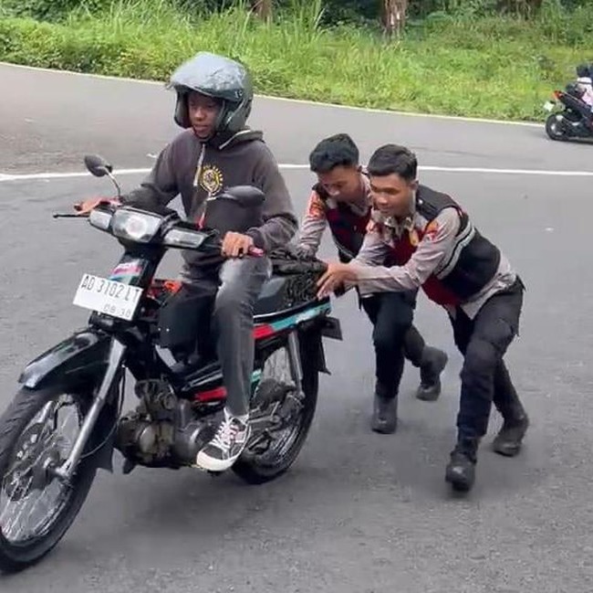 Aksi Polisi Magetan Dorong Kendaraan Wisatawan di Tanjakan Sarangan