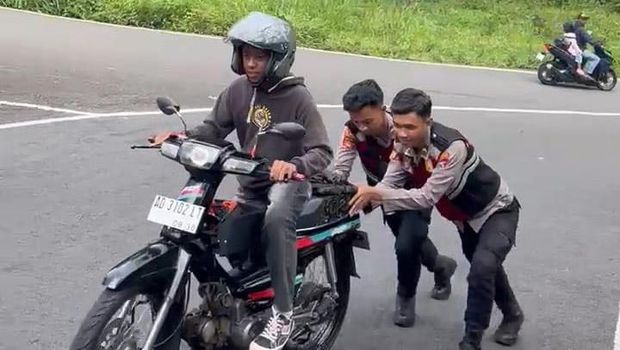 Aksi polisi Magetan dorong kendaran di Wisata Telaga Sarangan