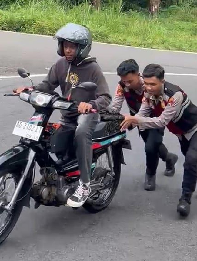 Aksi Polisi Magetan Dorong Kendaraan Wisatawan di Tanjakan Sarangan
