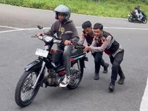 Aksi Polisi Magetan Dorong Kendaraan Wisatawan di Tanjakan Sarangan