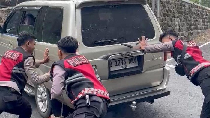 Rawan Mogok, Polisi Siaga Dorong Kendaraan di Jalur Wisata Sarangan