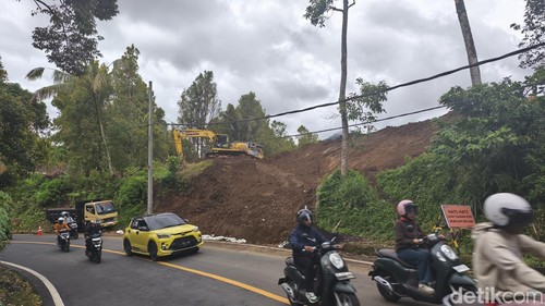 Alat berat melakukan aktivitas penggalian di Desa Gitgit yang nantinya akan menjadi lintasan shortcut titik 9 dan 10, Sabtu (27/12/2025).