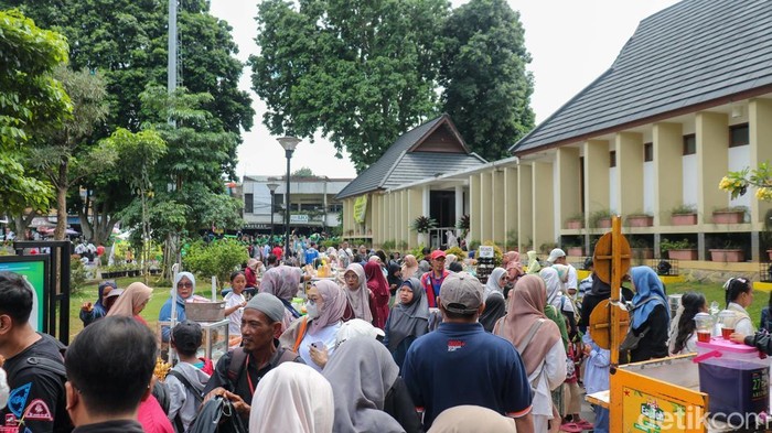 Pengunjung memadati kawasan Alun-alun Kota Bogor saat libur Natal dan Tahun Baru (Nataru), Sabtu (27/12/2025). Ruang terbuka hijau di pusat kota itu menjadi salah satu destinasi favorit warga untuk menghabiskan waktu libur bersama keluarga.