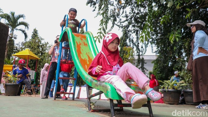 Alun-alun Bogor Dipadati Pengunjung Selama Libur Natal dan Tahun Baru Pengunjung memadati kawasan Alun-alun Kota Bogor saat libur Natal dan Tahun Baru (Nataru), Sabtu (27/12/2025). Ruang terbuka hijau di pusat kota itu menjadi salah satu destinasi favorit warga untuk menghabiskan waktu libur bersama keluarga.