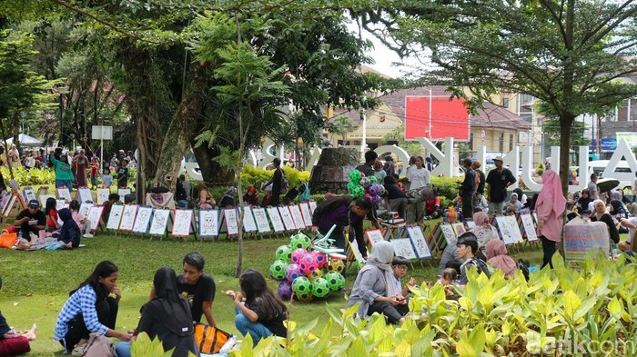 Alun-alun Bogor Dipadati Pengunjung Selama Libur Natal dan Tahun Baru Pengunjung memadati kawasan Alun-alun Kota Bogor saat libur Natal dan Tahun Baru (Nataru), Sabtu (27/12/2025). Ruang terbuka hijau di pusat kota itu menjadi salah satu destinasi favorit warga untuk menghabiskan waktu libur bersama keluarga.