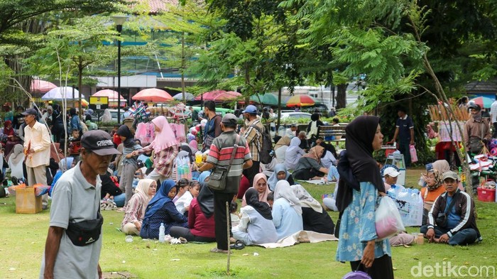 Pengunjung memadati kawasan Alun-alun Kota Bogor saat libur Natal dan Tahun Baru (Nataru), Sabtu (27/12/2025). Ruang terbuka hijau di pusat kota itu menjadi salah satu destinasi favorit warga untuk menghabiskan waktu libur bersama keluarga.