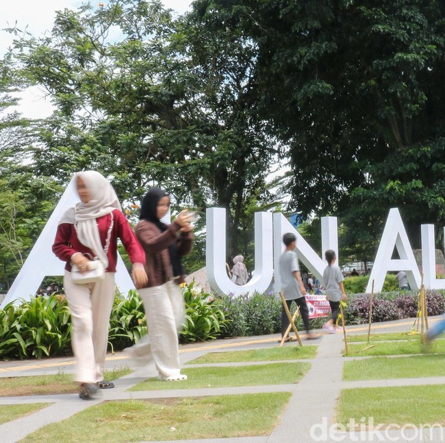 Alun-alun Bogor Dipadati Pengunjung Selama Libur Natal dan Tahun Baru