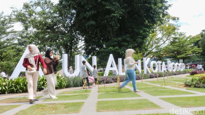 Alun-alun Bogor Dipadati Pengunjung Selama Libur Natal dan Tahun Baru Pengunjung memadati kawasan Alun-alun Kota Bogor saat libur Natal dan Tahun Baru (Nataru), Sabtu (27/12/2025). Ruang terbuka hijau di pusat kota itu menjadi salah satu destinasi favorit warga untuk menghabiskan waktu libur bersama keluarga.