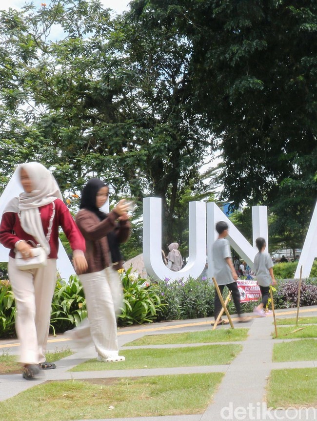 Alun-alun Bogor Dipadati Pengunjung Selama Libur Natal dan Tahun Baru