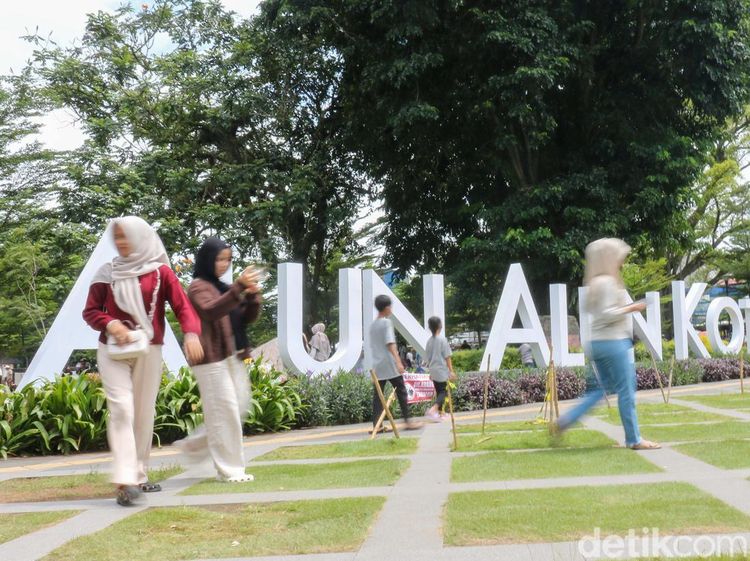 Alun-alun Bogor Dipadati Pengunjung Selama Libur Natal dan Tahun Baru