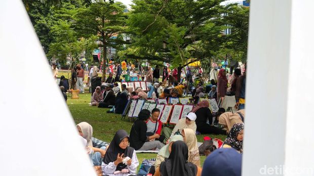 Pengunjung memadati kawasan Alun-alun Kota Bogor saat libur Natal dan Tahun Baru (Nataru), Sabtu (27/12/2025). Ruang terbuka hijau di pusat kota itu menjadi salah satu destinasi favorit warga untuk menghabiskan waktu libur bersama keluarga.