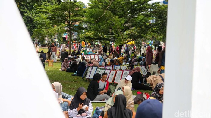 Alun-alun Bogor Dipadati Pengunjung Selama Libur Natal dan Tahun Baru Pengunjung memadati kawasan Alun-alun Kota Bogor saat libur Natal dan Tahun Baru (Nataru), Sabtu (27/12/2025). Ruang terbuka hijau di pusat kota itu menjadi salah satu destinasi favorit warga untuk menghabiskan waktu libur bersama keluarga.