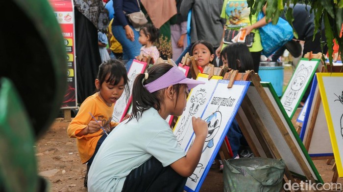 Alun-alun Bogor Dipadati Pengunjung Selama Libur Natal dan Tahun Baru Pengunjung memadati kawasan Alun-alun Kota Bogor saat libur Natal dan Tahun Baru (Nataru), Sabtu (27/12/2025). Ruang terbuka hijau di pusat kota itu menjadi salah satu destinasi favorit warga untuk menghabiskan waktu libur bersama keluarga.