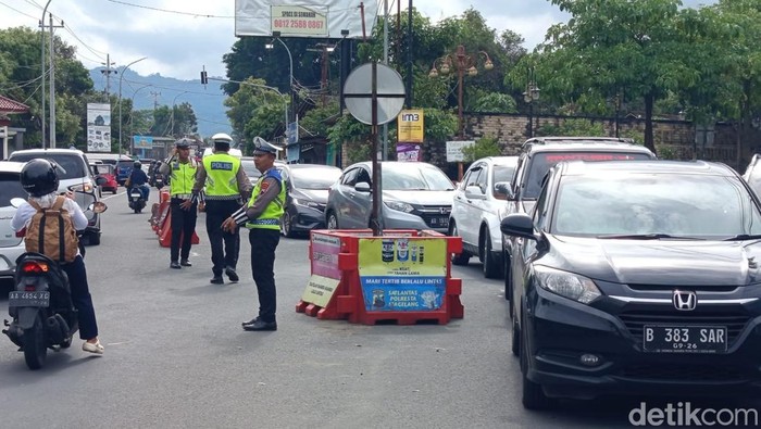 Lalin Arah Candi Borobudur Padat Sore Ini