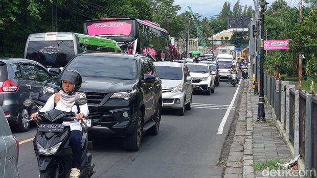 Arus lalu lintas di kawasan Brojonalan menuju arah Candi Borobudur, Kabupaten Magelang, mulai padat, Sabtu (27/12/2025).
