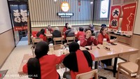 Nah guys, jadi kita booking satu restoran soalnya kita memang banyak banget orangnya, ungkap Ashanty dilihat detikcom Selasa (30/12/2025). Foto: dok Channel YouTube The Hermansyah