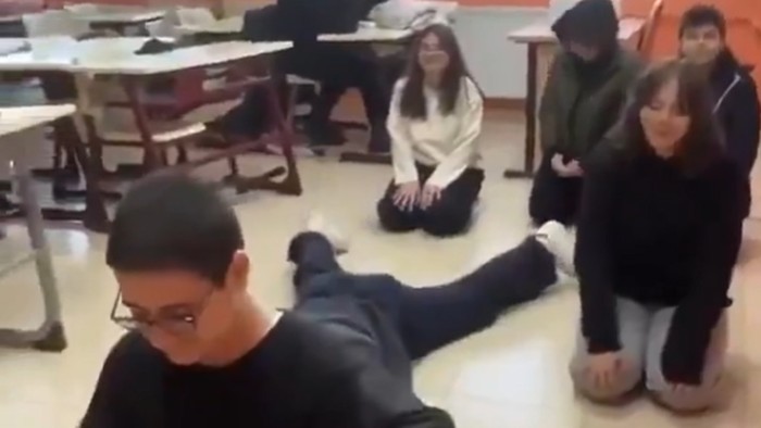 Viral di TikTok, anak-anak muda di Turki membuat konten yang dianggap mengejek sholat dalam agama Islam. Tentunya hal ini mendapat kecaman umat muslim di seluruh dunia.