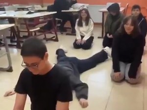 Astagfirullah! Viral Tren Gen Z Turki Ejek Salat di TikTok, Ramai Dikecam