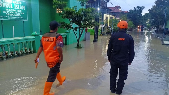 Banjir Imbas Tanggul Jebol di Semarang Surut, Lumpur Mulai Dibersihkan