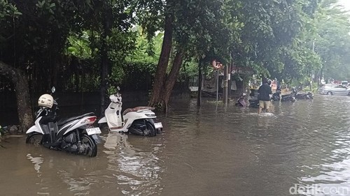 Beberapa motor di Jalan Raya Puputan, Denpasar atau tepatnya di depan area parkir Plaza Renon yang tergenang banjir pada Sabtu (27/12/2025).