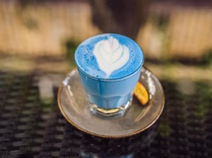 Bukan dari Teh Hijau? Ini Blue Matcha yang Unik Berwarna Biru