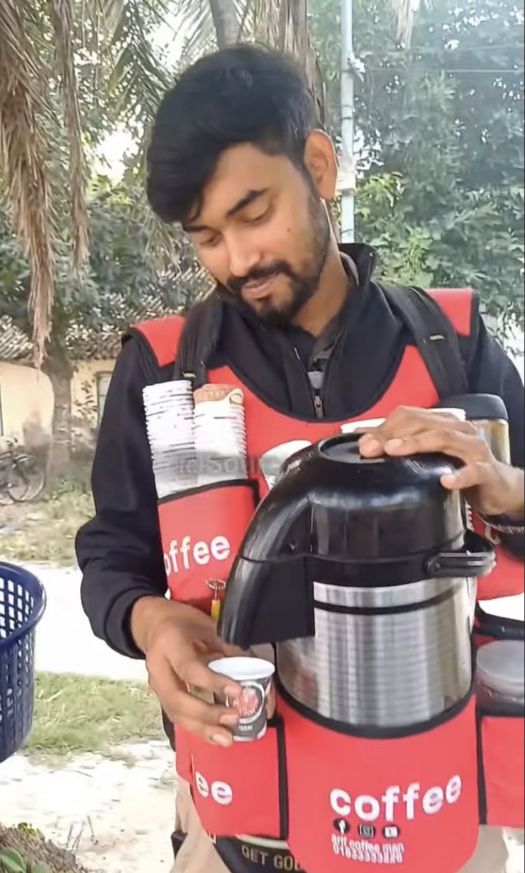 Bukan Pakai Gerobak, Pria Ini Jualan Kopi Pakai Rompi Unik Multifungsi!