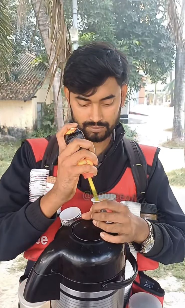 Bukan Pakai Gerobak, Pria Ini Jualan Kopi Pakai Rompi Unik Multifungsi!