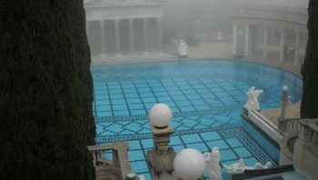 Agak enggan ya kalau harus berenang di sini. Foto: Bored Panda