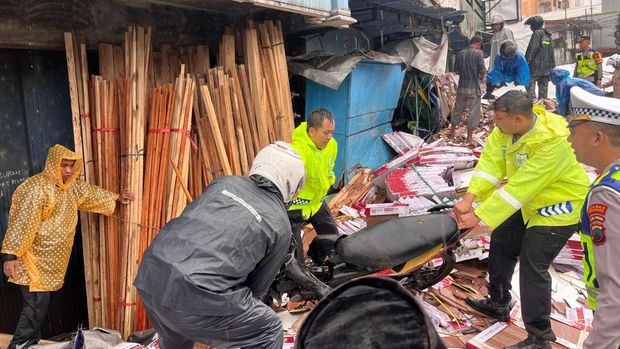 Evakuasi Kecelakaan Muatan keramik berhamburan imbas kecelakaan di Kertek Wonosobo, Sabtu (27/12/2025).