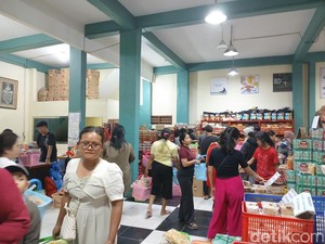 Warga Medan Ramai Borong Kue Kering Sambut Tahun Baru