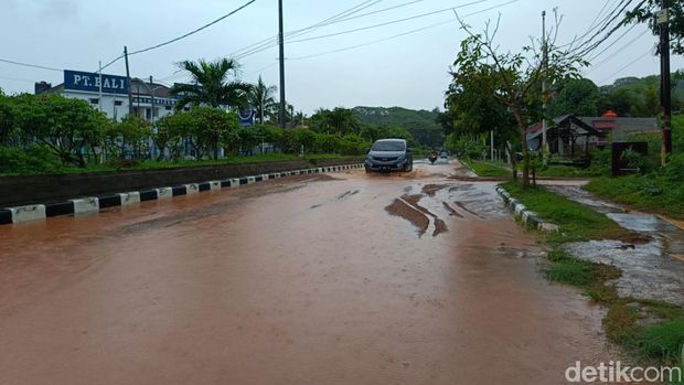 Genangan air di ruas jalan Desa menuju Sirkuit Mandalika, Sabtu (27/12/2025).