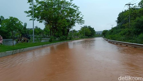 Genangan air di ruas jalan Desa menuju Sirkuit Mandalika, Sabtu (27/12/2025).