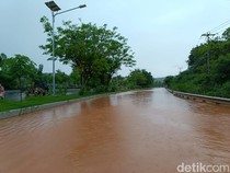 Air Coklat Berlumpur dari Bukit Penuhi Jalan di Mandalika