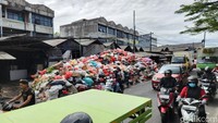 Gunungan Sampah Masih Mejeng di Tangsel, Bau Menyengat hingga Bikin Macet