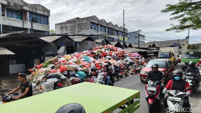 Warga Tangsel Kesal Sama Gunungan Sampah, Walkot Mau Gandeng Serang-Bogor
