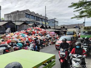 Gunungan Sampah Masih Mejeng di Tangsel, Bau Menyengat hingga Bikin Macet