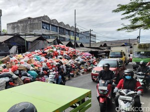 Gunungan Sampah Masih Mejeng di Tangsel, Bau Menyengat hingga Bikin Macet