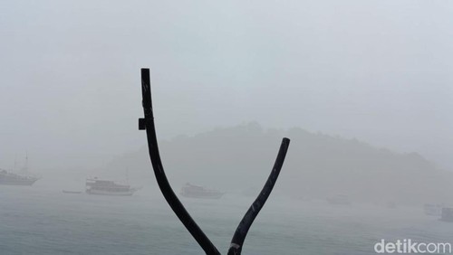 Hujan lebat disertai angin kencang di perairan Labuan Bajo, Manggarai Barat, NTT, Sabtu (27/12/2025).