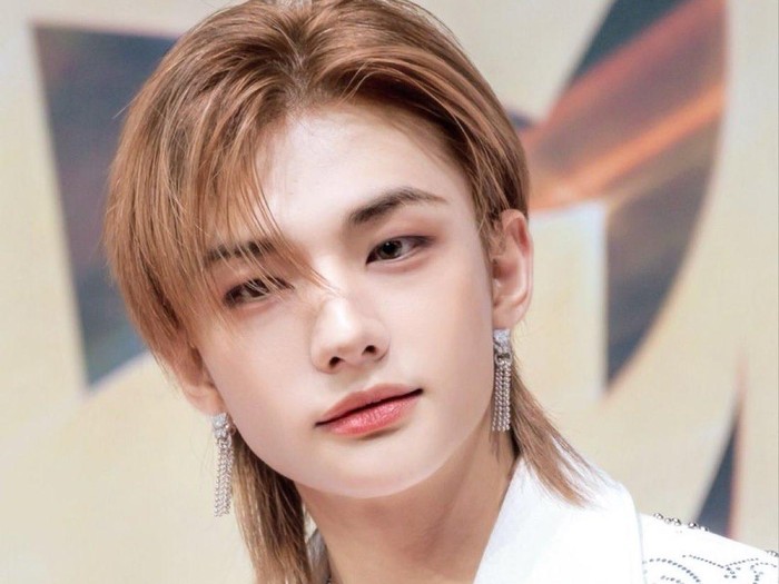 Hyunjin Stray Kids nyaris kehilangan anting Cartier di SBS Gayo Daejeon 2025.