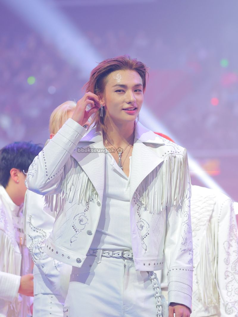 Hyunjin Stray Kids nyaris kehilangan anting Cartier di SBS Gayo Daejeon 2025.