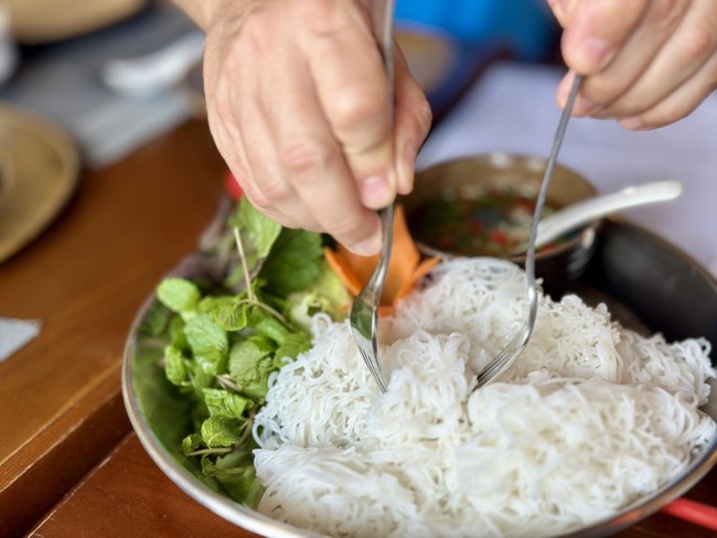 Ilustrasi wanita makan bihun