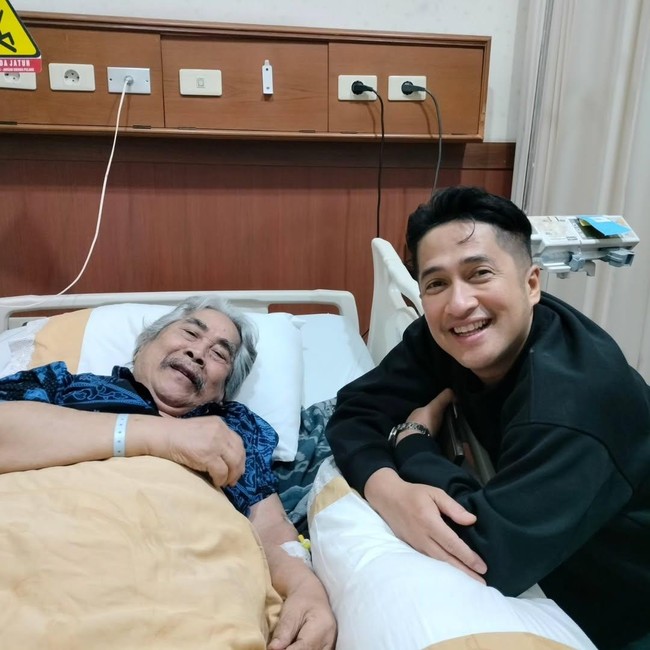 Momen Irfan Hakim Jenguk Jaja Mihardja di RS