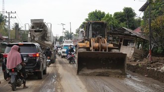 Lumpur Menutup Jalan, Alat Berat Bekerja Buka Akses Aceh, Begini Kondisinya